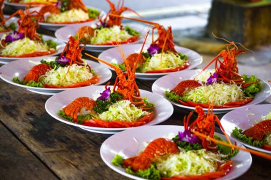 Geleneksel Tayvan ıstakoz salatası bir ziyafette servis edilir.