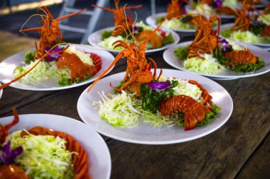 Geleneksel Tayvan ıstakoz salatası bir ziyafette servis edilir.