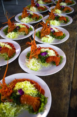 Geleneksel Tayvan ıstakoz salatası bir ziyafette servis edilir.