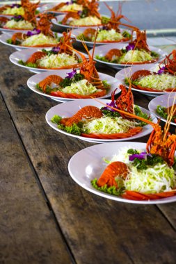 Geleneksel Tayvan ıstakoz salatası bir ziyafette servis edilir.