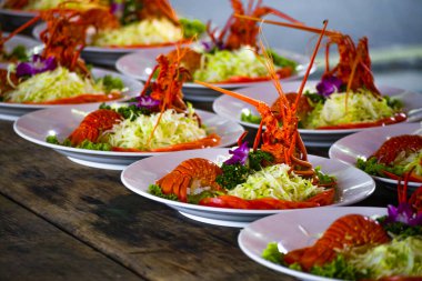 Geleneksel Tayvan ıstakoz salatası bir ziyafette servis edilir.