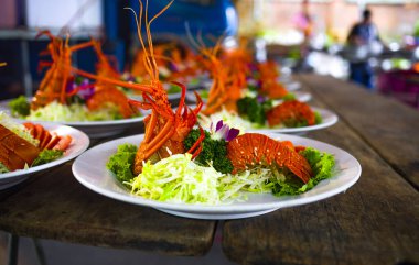 Geleneksel Tayvan ıstakoz salatası bir ziyafette servis edilir.