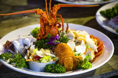 Geleneksel Tayvan ıstakoz salatası bir ziyafette servis edilir.