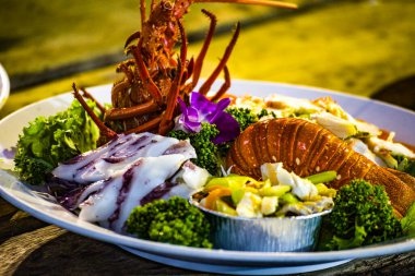 Geleneksel Tayvan ıstakoz salatası bir ziyafette servis edilir.