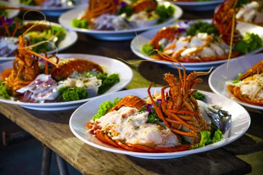 Geleneksel Tayvan ıstakoz salatası bir ziyafette servis edilir.