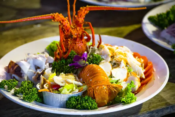 Geleneksel Tayvan ıstakoz salatası bir ziyafette servis edilir.