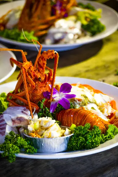 Geleneksel Tayvan ıstakoz salatası bir ziyafette servis edilir.