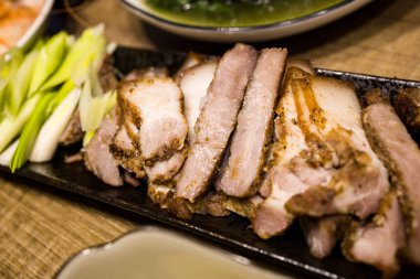 Bir tabak taze ızgara et.