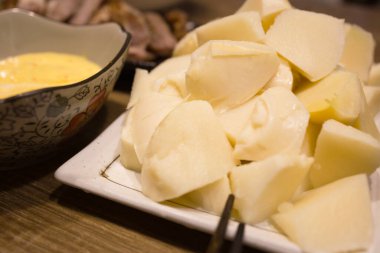  Taze dilimlenmiş bambu filizlerine sarı bir sargı da eşlik ediyor.