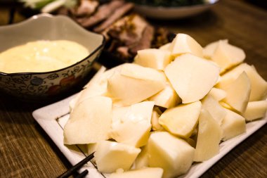  Taze dilimlenmiş bambu filizlerine sarı bir sargı da eşlik ediyor.