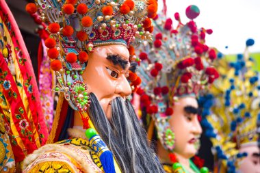 Tanrı heykelleri, zenginleştirilmiş. 