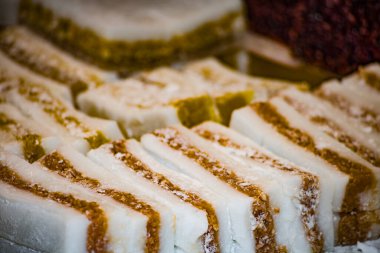 Buharlı tencereye yerleştirilmiş çeşitli geleneksel hamur işleri.