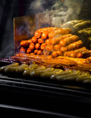 Izgara Tayvan sosisi sahnesinin yakın çekimi