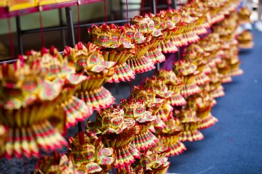 Ayinler için kullanılan kağıt nilüfer çiçekleri koleksiyonu.