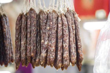 Bir pazar ortamında asılı Çin usulü sosisler.