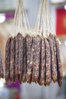 Bir pazar ortamında asılı Çin usulü sosisler.