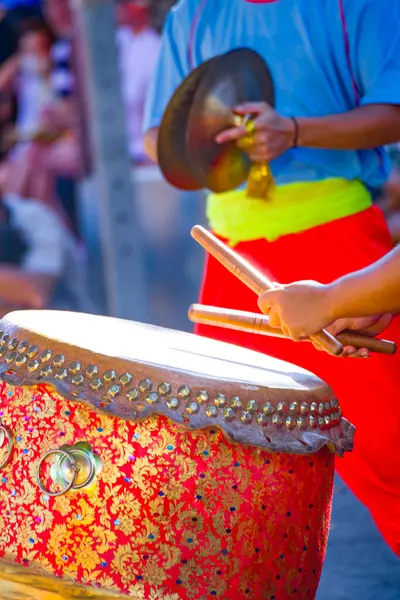 Tapınak festivalinde davulcu.