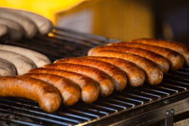 Izgarada, farklı renkte sosisler düzgünce düzenlenir.