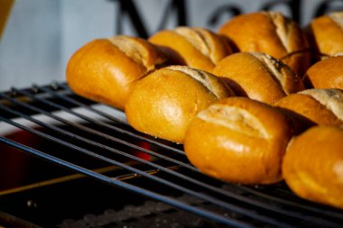 Fırından taze pişmiş ekmek nefis bir altın rengi yayar.