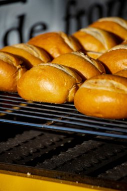 Fırından taze pişmiş ekmek nefis bir altın rengi yayar.