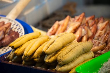 Bir tabak altın balık yumurtası düzgünce düzenlenir ve her yumurta dolgun ve yuvarlaktır.