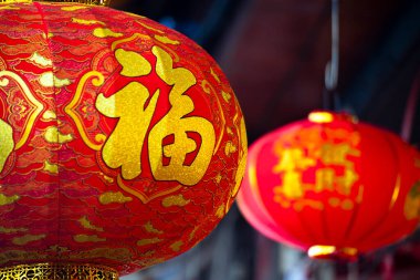 Kırmızı bir fener havada asılı.