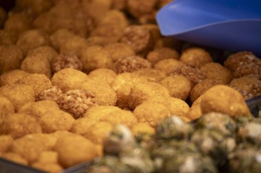 Bir tabak altın pirinç şekeri yığılmış