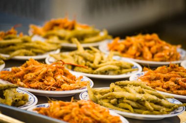 Bir tabak altın ve kızarmış akarsu karidesi güzelce düzenlenmiş.