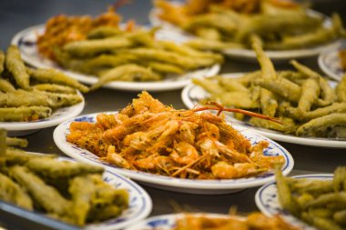 Bir tabak altın ve kızarmış akarsu karidesi güzelce düzenlenmiş.