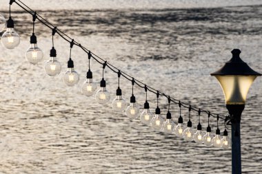  Limandaki ışıklar gecenin içinde sıcak bir parıltı yayıyor.