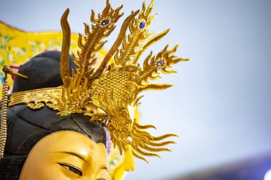 Bir tanrıçanın kafasının tepesindeki özenle hazırlanmış ve görkemli tacın yakın çekimi.