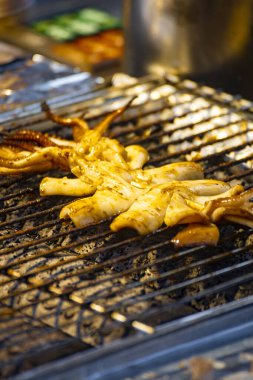  Taze mürekkep balıkları ızgarada altın gibi kızartılıyor.