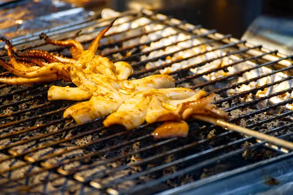  Taze mürekkep balıkları ızgarada altın gibi kızartılıyor.