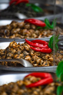 Metal bir kapta büyük bir salyangoz eti yığını.