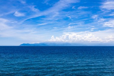Deniz yüzeyi mavinin değişik tonlarını gösterir