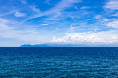 Deniz yüzeyi mavinin değişik tonlarını gösterir