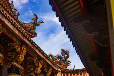 Geleneksel Tayvan tapınağının çatısındaki zarif heykeller.