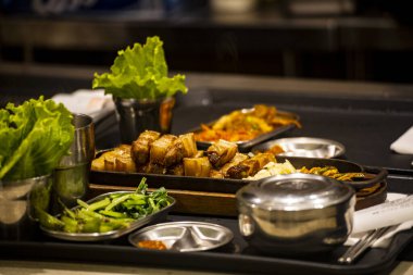 Domuz eti dilimleri tavada mı yoksa ızgarada mı?