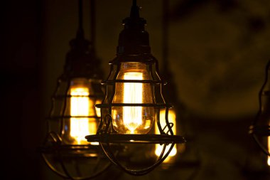  İç mekânda asılı çok sayıda dekoratif eski moda ampul.