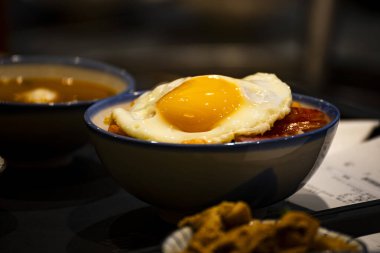 Yakın plan taze pişmiş yumurta.