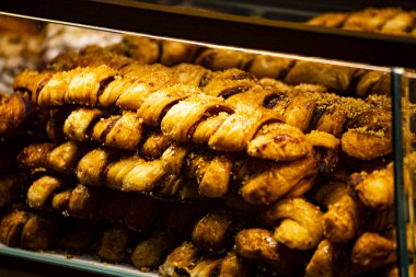 Fırın vitrininde sergilenen lezzetli bir ekmek çeşidi.