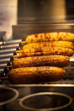 Mısırın ızgarada pişirilme süreci.