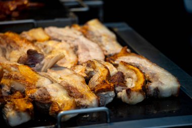 Domuz eti dilimleri tavada mı yoksa ızgarada mı?