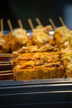 Klasik bir Tayvan gece marketi atıştırması: ızgara kokulu tofu.