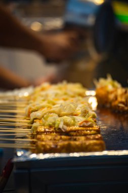 Klasik bir Tayvan gece marketi atıştırması: ızgara kokulu tofu.