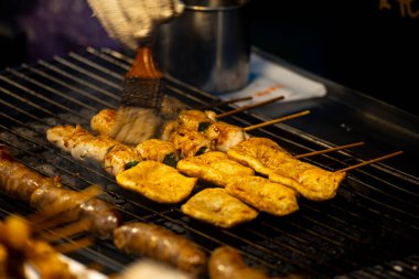 Barbekü rafında çeşitli malzemeler pişirme süreci.