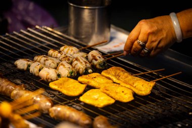 Barbekü rafında çeşitli malzemeler pişirme süreci.