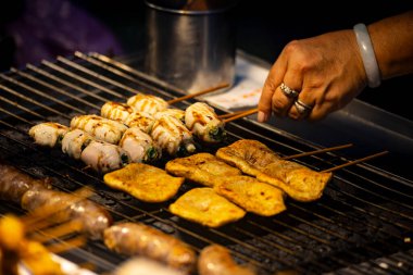 Barbekü rafında çeşitli malzemeler pişirme süreci.