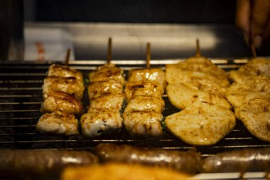 Barbekü rafında çeşitli malzemeler pişirme süreci.