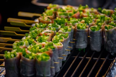 Tayvan 'daki bir manavın rafına düzgünce yerleştirilmiş çeşitli şiş malzemeleri.